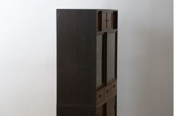 和製アンティーク　前面欅(ケヤキ)材　黒柿材　前面玉杢　懐かしい雰囲気漂う二段重ね茶箪笥(違い棚、食器棚、飾り棚、茶棚、収納棚、戸棚、キャビネット)(R-071479)