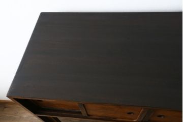 和製アンティーク　前面欅(ケヤキ)材　黒柿材　前面玉杢　懐かしい雰囲気漂う二段重ね茶箪笥(違い棚、食器棚、飾り棚、茶棚、収納棚、戸棚、キャビネット)(R-071479)