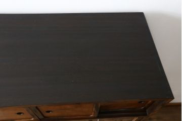 和製アンティーク　前面欅(ケヤキ)材　黒柿材　前面玉杢　懐かしい雰囲気漂う二段重ね茶箪笥(違い棚、食器棚、飾り棚、茶棚、収納棚、戸棚、キャビネット)(R-071479)