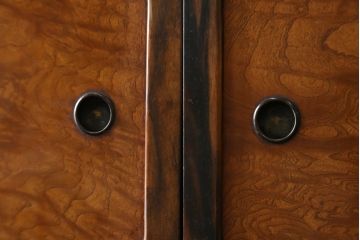 和製アンティーク　前面欅(ケヤキ)材　黒柿材　前面玉杢　懐かしい雰囲気漂う二段重ね茶箪笥(違い棚、食器棚、飾り棚、茶棚、収納棚、戸棚、キャビネット)(R-071479)
