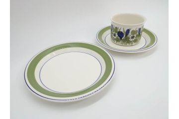 1978年〜1979年　ARABIA FINLAND　Krokus(クロッカス)　大胆に描かれた花たちと青と緑の色合いが存在感を放つトリオセット(ヴィンテージ、ビンテージ、アラビア、フィンランド、北欧食器、カップ、ソーサー、C&S、プレート、皿、グリーン・ブルーライン)(R-071488)
