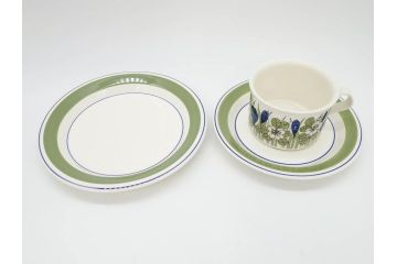 1978年〜1979年　ARABIA FINLAND　Krokus(クロッカス)　大胆に描かれた花たちと青と緑の色合いが存在感を放つトリオセット(ヴィンテージ、ビンテージ、アラビア、フィンランド、北欧食器、カップ、ソーサー、C&S、プレート、皿、グリーン・ブルーライン)(R-071488)