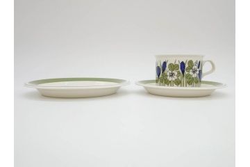1978年〜1979年　ARABIA FINLAND　Krokus(クロッカス)　大胆に描かれた花たちと青と緑の色合いが存在感を放つトリオセット(ヴィンテージ、ビンテージ、アラビア、フィンランド、北欧食器、カップ、ソーサー、C&S、プレート、皿、グリーン・ブルーライン)(R-071488)