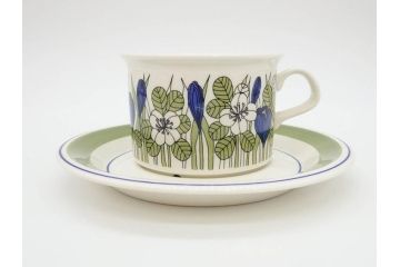 1978年〜1979年　ARABIA FINLAND　Krokus(クロッカス)　大胆に描かれた花たちと青と緑の色合いが存在感を放つトリオセット(ヴィンテージ、ビンテージ、アラビア、フィンランド、北欧食器、カップ、ソーサー、C&S、プレート、皿、グリーン・ブルーライン)(R-071488)