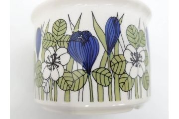 1978年〜1979年　ARABIA FINLAND　Krokus(クロッカス)　大胆に描かれた花たちと青と緑の色合いが存在感を放つトリオセット(ヴィンテージ、ビンテージ、アラビア、フィンランド、北欧食器、カップ、ソーサー、C&S、プレート、皿、グリーン・ブルーライン)(R-071488)