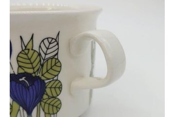 1978年〜1979年　ARABIA FINLAND　Krokus(クロッカス)　大胆に描かれた花たちと青と緑の色合いが存在感を放つトリオセット(ヴィンテージ、ビンテージ、アラビア、フィンランド、北欧食器、カップ、ソーサー、C&S、プレート、皿、グリーン・ブルーライン)(R-071488)