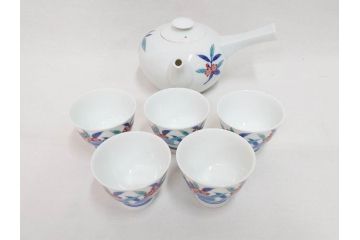今泉今右衛門　錦桃絵　鮮やかな色合いの桃絵が美しい茶器セット(急須、湯呑み5客、湯のみ、茶道具、色鍋島、色絵、和食器、共箱付き)(R-071494)