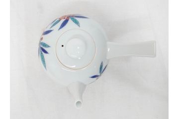 今泉今右衛門　錦桃絵　鮮やかな色合いの桃絵が美しい茶器セット(急須、湯呑み5客、湯のみ、茶道具、色鍋島、色絵、和食器、共箱付き)(R-071494)