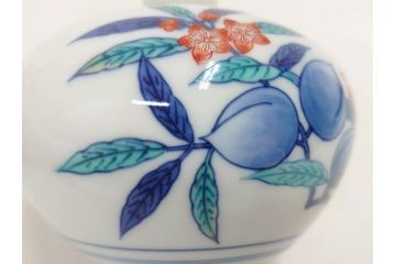 今泉今右衛門　錦桃絵　鮮やかな色合いの桃絵が美しい茶器セット(急須、湯呑み5客、湯のみ、茶道具、色鍋島、色絵、和食器、共箱付き)(R-071494)