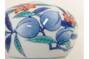 今泉今右衛門　錦桃絵　鮮やかな色合いの桃絵が美しい茶器セット(急須、湯呑み5客、湯のみ、茶道具、色鍋島、色絵、和食器、共箱付き)(R-071494)