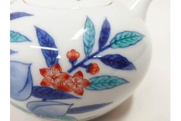 今泉今右衛門　錦桃絵　鮮やかな色合いの桃絵が美しい茶器セット(急須、湯呑み5客、湯のみ、茶道具、色鍋島、色絵、和食器、共箱付き)(R-071494)