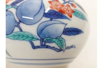 今泉今右衛門　錦桃絵　鮮やかな色合いの桃絵が美しい茶器セット(急須、湯呑み5客、湯のみ、茶道具、色鍋島、色絵、和食器、共箱付き)(R-071494)