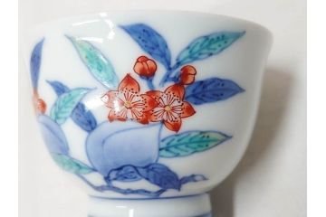 今泉今右衛門　錦桃絵　鮮やかな色合いの桃絵が美しい茶器セット(急須、湯呑み5客、湯のみ、茶道具、色鍋島、色絵、和食器、共箱付き)(R-071494)