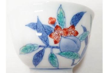 今泉今右衛門　錦桃絵　鮮やかな色合いの桃絵が美しい茶器セット(急須、湯呑み5客、湯のみ、茶道具、色鍋島、色絵、和食器、共箱付き)(R-071494)