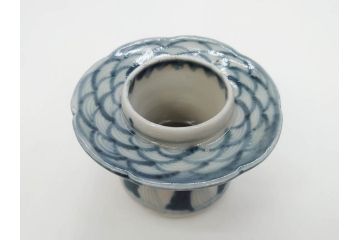江戸期　古伊万里　波文　染付　繊細に描かれたデザインが目を惹く盃台(酒器、杯台、懐石道具、渡盞)(R-071495)