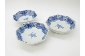 江戸期　古伊万里　染付　編笠文　約15cm　4.9寸　珍しい図柄と藍色の濃淡が印象的な八角皿3枚セット(編み笠、傘、カサ、かさ、変形皿、深皿、和皿、和食器、四寸九分)(R-071499)
