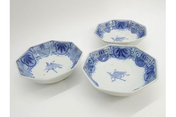 江戸期　古伊万里　染付　編笠文　約15cm　4.9寸　珍しい図柄と藍色の濃淡が印象的な八角皿3枚セット(編み笠、傘、カサ、かさ、変形皿、深皿、和皿、和食器、四寸九分)(R-071499)
