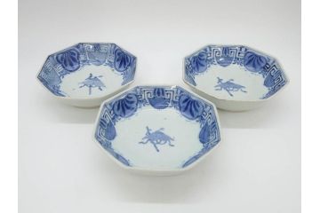 江戸期　古伊万里　染付　編笠文　約15cm　4.9寸　珍しい図柄と藍色の濃淡が印象的な八角皿3枚セット(編み笠、傘、カサ、かさ、変形皿、深皿、和皿、和食器、四寸九分)(R-071499)