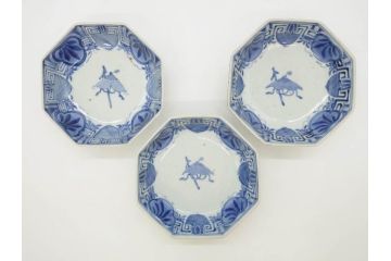 江戸期　古伊万里　染付　編笠文　約15cm　4.9寸　珍しい図柄と藍色の濃淡が印象的な八角皿3枚セット(編み笠、傘、カサ、かさ、変形皿、深皿、和皿、和食器、四寸九分)(R-071499)