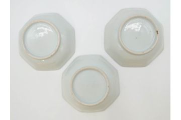 江戸期　古伊万里　染付　編笠文　約15cm　4.9寸　珍しい図柄と藍色の濃淡が印象的な八角皿3枚セット(編み笠、傘、カサ、かさ、変形皿、深皿、和皿、和食器、四寸九分)(R-071499)