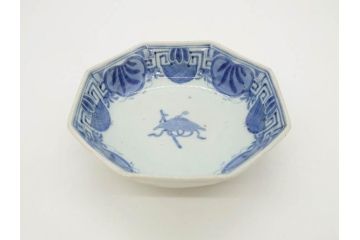 江戸期　古伊万里　染付　編笠文　約15cm　4.9寸　珍しい図柄と藍色の濃淡が印象的な八角皿3枚セット(編み笠、傘、カサ、かさ、変形皿、深皿、和皿、和食器、四寸九分)(R-071499)