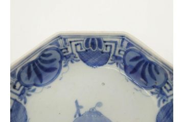 江戸期　古伊万里　染付　編笠文　約15cm　4.9寸　珍しい図柄と藍色の濃淡が印象的な八角皿3枚セット(編み笠、傘、カサ、かさ、変形皿、深皿、和皿、和食器、四寸九分)(R-071499)