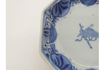 江戸期　古伊万里　染付　編笠文　約15cm　4.9寸　珍しい図柄と藍色の濃淡が印象的な八角皿3枚セット(編み笠、傘、カサ、かさ、変形皿、深皿、和皿、和食器、四寸九分)(R-071499)