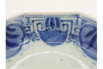 江戸期　古伊万里　染付　編笠文　約15cm　4.9寸　珍しい図柄と藍色の濃淡が印象的な八角皿3枚セット(編み笠、傘、カサ、かさ、変形皿、深皿、和皿、和食器、四寸九分)(R-071499)