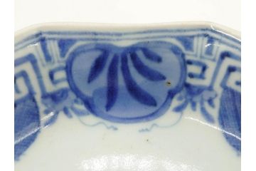 江戸期　古伊万里　染付　編笠文　約15cm　4.9寸　珍しい図柄と藍色の濃淡が印象的な八角皿3枚セット(編み笠、傘、カサ、かさ、変形皿、深皿、和皿、和食器、四寸九分)(R-071499)