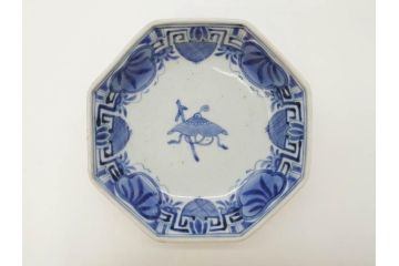 江戸期　古伊万里　染付　編笠文　約15cm　4.9寸　珍しい図柄と藍色の濃淡が印象的な八角皿3枚セット(編み笠、傘、カサ、かさ、変形皿、深皿、和皿、和食器、四寸九分)(R-071499)