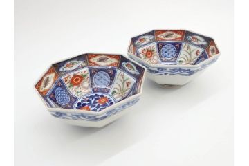 江戸期?　大明成化年製　伊万里　金襴手　色絵　染付　約13cm　4.2寸　繊細に描かれた多様な図柄が食卓に彩を与える小鉢2客セット(巻物、草花、八角、深鉢、深皿、和皿、和食器、四寸二分)(R-071502)