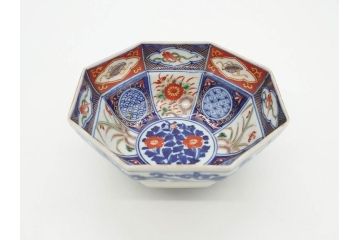 江戸期?　大明成化年製　伊万里　金襴手　色絵　染付　約13cm　4.2寸　繊細に描かれた多様な図柄が食卓に彩を与える小鉢2客セット(巻物、草花、八角、深鉢、深皿、和皿、和食器、四寸二分)(R-071502)