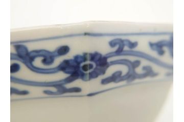 江戸期?　大明成化年製　伊万里　金襴手　色絵　染付　約13cm　4.2寸　繊細に描かれた多様な図柄が食卓に彩を与える小鉢2客セット(巻物、草花、八角、深鉢、深皿、和皿、和食器、四寸二分)(R-071502)