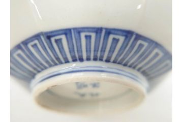 江戸期?　大明成化年製　伊万里　金襴手　色絵　染付　約13cm　4.2寸　繊細に描かれた多様な図柄が食卓に彩を与える小鉢2客セット(巻物、草花、八角、深鉢、深皿、和皿、和食器、四寸二分)(R-071502)