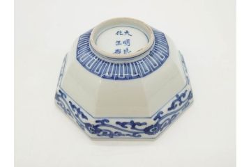 江戸期?　大明成化年製　伊万里　金襴手　色絵　染付　約13cm　4.2寸　繊細に描かれた多様な図柄が食卓に彩を与える小鉢2客セット(巻物、草花、八角、深鉢、深皿、和皿、和食器、四寸二分)(R-071502)