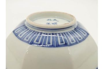 江戸期?　大明成化年製　伊万里　金襴手　色絵　染付　約13cm　4.2寸　繊細に描かれた多様な図柄が食卓に彩を与える小鉢2客セット(巻物、草花、八角、深鉢、深皿、和皿、和食器、四寸二分)(R-071502)