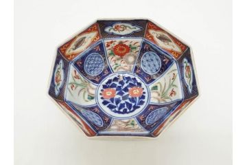 江戸期?　大明成化年製　伊万里　金襴手　色絵　染付　約13cm　4.2寸　繊細に描かれた多様な図柄が食卓に彩を与える小鉢2客セット(巻物、草花、八角、深鉢、深皿、和皿、和食器、四寸二分)(R-071502)