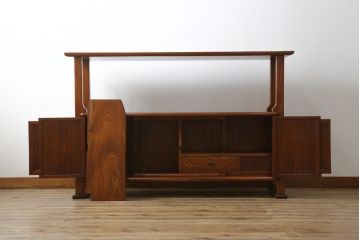 和製ビンテージ　美品!!　最高級!!　黒田辰秋インスパイア作品　指物職人手造り　総欅(ケヤキ)材　拭き漆塗り　美しい杢目が上質な和の雰囲気を演出する隠し収納付き飾り棚(茶棚、収納棚、サイドボード、店舗什器、ヴィンテージ)(定価約170万円)(R-071504)