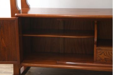 和製ビンテージ　美品!!　最高級!!　黒田辰秋インスパイア作品　指物職人手造り　総欅(ケヤキ)材　拭き漆塗り　美しい杢目が上質な和の雰囲気を演出する隠し収納付き飾り棚(茶棚、収納棚、サイドボード、店舗什器、ヴィンテージ)(定価約170万円)(R-071504)