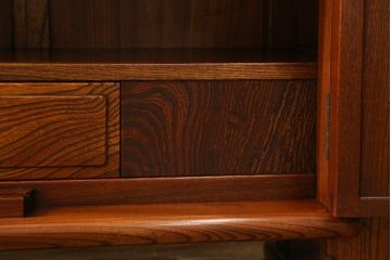 和製ビンテージ　美品!!　最高級!!　黒田辰秋インスパイア作品　指物職人手造り　総欅(ケヤキ)材　拭き漆塗り　美しい杢目が上質な和の雰囲気を演出する隠し収納付き飾り棚(茶棚、収納棚、サイドボード、店舗什器、ヴィンテージ)(定価約170万円)(R-071504)