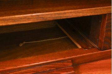 和製ビンテージ　美品!!　最高級!!　黒田辰秋インスパイア作品　指物職人手造り　総欅(ケヤキ)材　拭き漆塗り　美しい杢目が上質な和の雰囲気を演出する隠し収納付き飾り棚(茶棚、収納棚、サイドボード、店舗什器、ヴィンテージ)(定価約170万円)(R-071504)