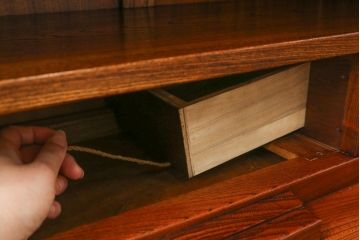 和製ビンテージ　美品!!　最高級!!　黒田辰秋インスパイア作品　指物職人手造り　総欅(ケヤキ)材　拭き漆塗り　美しい杢目が上質な和の雰囲気を演出する隠し収納付き飾り棚(茶棚、収納棚、サイドボード、店舗什器、ヴィンテージ)(定価約170万円)(R-071504)