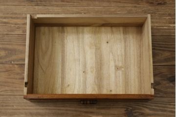 和製ビンテージ　美品!!　最高級!!　黒田辰秋インスパイア作品　指物職人手造り　総欅(ケヤキ)材　拭き漆塗り　美しい杢目が上質な和の雰囲気を演出する隠し収納付き飾り棚(茶棚、収納棚、サイドボード、店舗什器、ヴィンテージ)(定価約170万円)(R-071504)