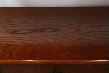 和製ビンテージ　美品!!　最高級!!　黒田辰秋インスパイア作品　指物職人手造り　総欅(ケヤキ)材　拭き漆塗り　美しい杢目が上質な和の雰囲気を演出する隠し収納付き飾り棚(茶棚、収納棚、サイドボード、店舗什器、ヴィンテージ)(定価約170万円)(R-071504)