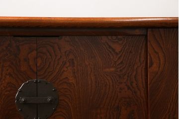 和製ビンテージ　美品!!　最高級!!　黒田辰秋インスパイア作品　指物職人手造り　総欅(ケヤキ)材　拭き漆塗り　美しい杢目が上質な和の雰囲気を演出する隠し収納付き飾り棚(茶棚、収納棚、サイドボード、店舗什器、ヴィンテージ)(定価約170万円)(R-071504)