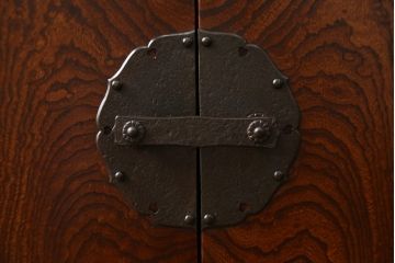 和製ビンテージ　美品!!　最高級!!　黒田辰秋インスパイア作品　指物職人手造り　総欅(ケヤキ)材　拭き漆塗り　美しい杢目が上質な和の雰囲気を演出する隠し収納付き飾り棚(茶棚、収納棚、サイドボード、店舗什器、ヴィンテージ)(定価約170万円)(R-071504)
