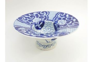 江戸期　古伊万里　染付　花唐草　大胆に描かれた花模様が印象的な盃洗(杯洗、皿、高台鉢、台鉢、和食器)(R-071505)