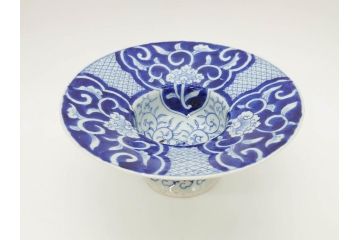江戸期　古伊万里　染付　花唐草　大胆に描かれた花模様が印象的な盃洗(杯洗、皿、高台鉢、台鉢、和食器)(R-071505)