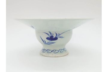 江戸期　古伊万里　染付　花唐草　大胆に描かれた花模様が印象的な盃洗(杯洗、皿、高台鉢、台鉢、和食器)(R-071505)