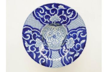 江戸期　古伊万里　染付　花唐草　大胆に描かれた花模様が印象的な盃洗(杯洗、皿、高台鉢、台鉢、和食器)(R-071505)